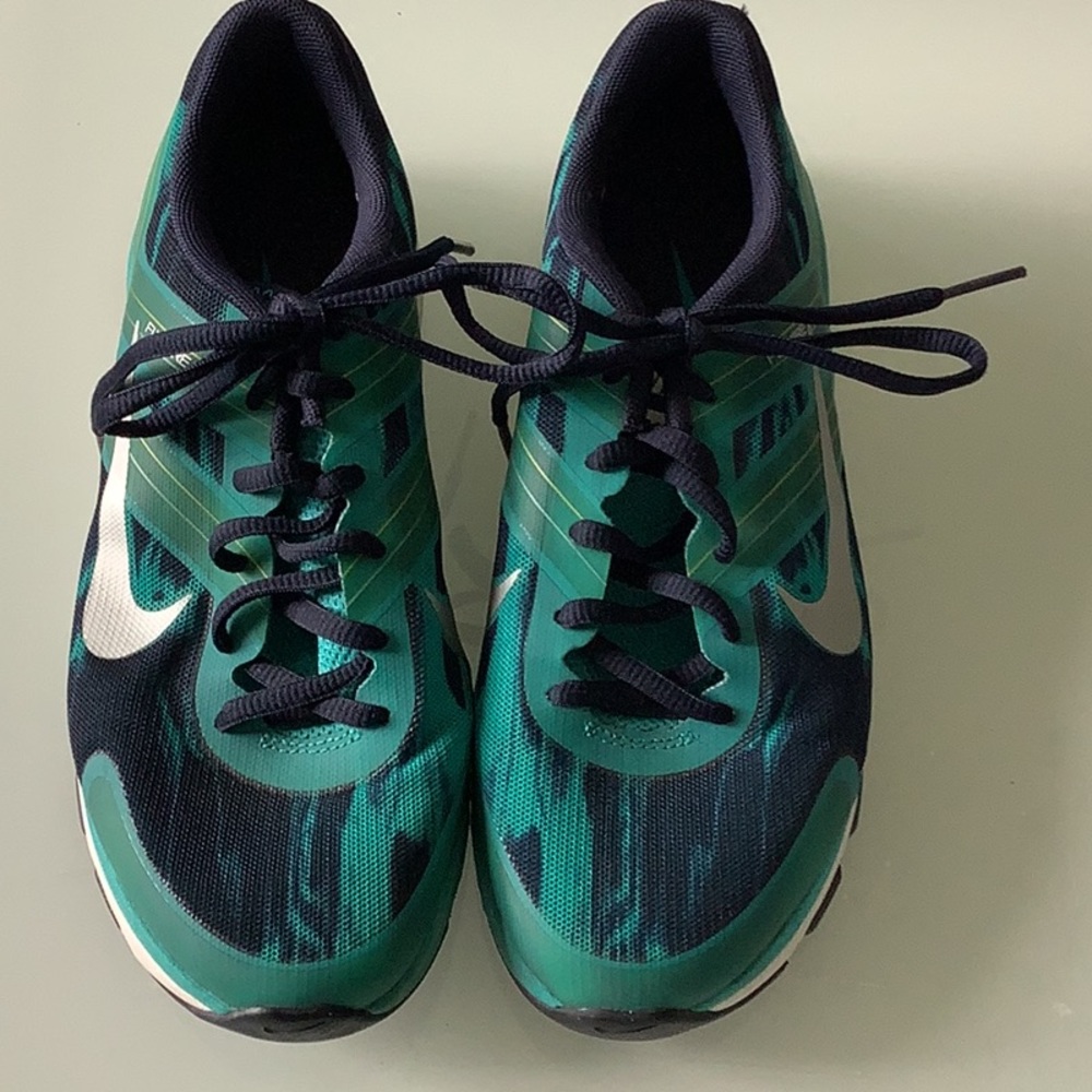 Nike gaining sneakers. Size 5.5. Women’s. Rarely worn. Excellent condition